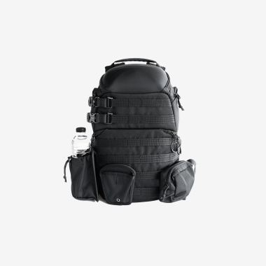 Billede af en sort vandrerygsk med flere lommer p siden.